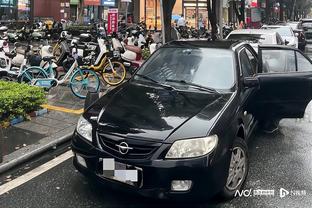 申花外援集体骑共享单车去超市购物 成上海街头一道风景线